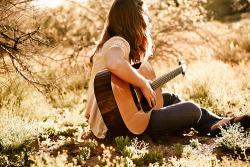 até faria uma música pra você e ninguém mais, pra gente viver em paz acho que eu fiz uma música pra você ♪ . 