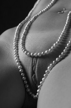 enjoyingtheviews:  we-do-love-them-in-pearls: