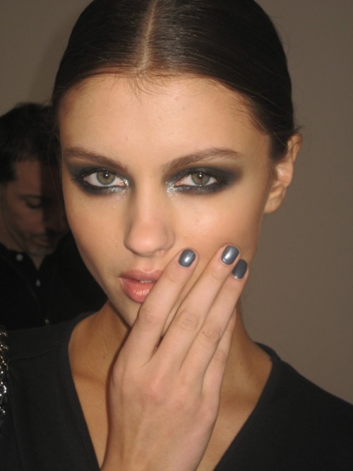 Lancôme Le Gris L'Wren.
Via