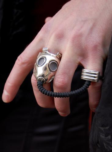 lillylace: opheliacriddler: Gas! ring, sølv #4388 Who doesn’t want a gorgeous gas mask 