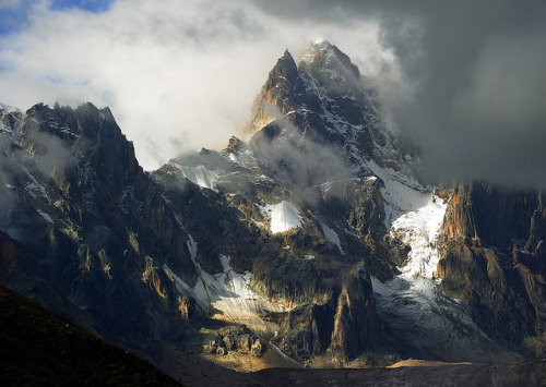 Mountainscape of the Rongme Ngatra ri, Tibet, China© reurinkjan