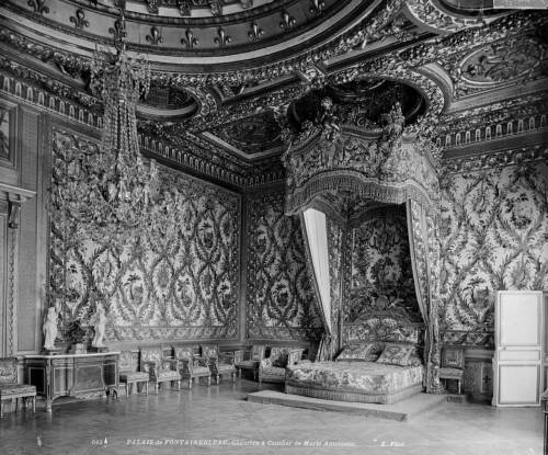 suicideblonde:  Marie Antoinette’s bedroom at Versailles 