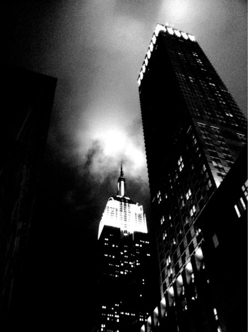 whatiseenow:  Empire State Building, edited with the latest version of Monophix.  Mam wrażenie, że mój trypr zrobił się jakiś taki zimny. 