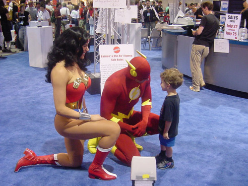 spacemenfromspace:enzeraika:This kid had lost his dad in the crowd, and freaked out until he saw the