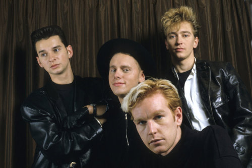 quiesquietis:  Depeche Mode, Berlin, 1986   Kurczę, to zdjęcie ma tyle lat, co ja… co za epickie buraki :DD. Nie wiem, czy gorzej wygląda Martin czy Dave (“lotnisko”, prawda…), ale całość powala. Tak czy siak.