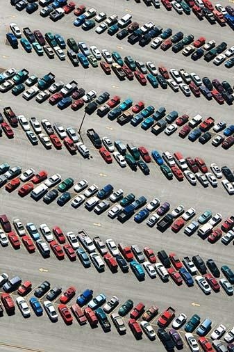  Outside England ‘s Bristol Zoo there is a parking lot for 150 cars and 8 buses.