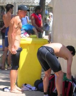manbulge: he got hard lookin at his competition!
