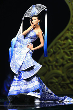 xabuton: China’s Super Designer - Guo Pei  some of her runway dresses require 50,000 hours of embroidery (that’s almost SIX YEARS) so you can imagine the prices - definitely 6-7 digits!!!   That&rsquo;s a great dress!