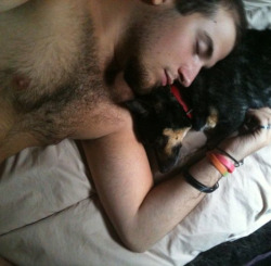 innerriot:  fortheloveofhairy:  aww  Sleepy head and his dog! :)  :( I need this for a cuddle buddy.