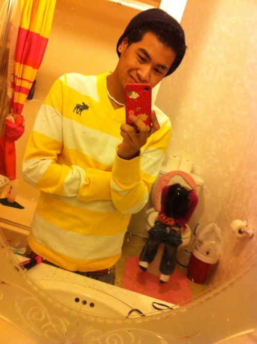 daaannielle:  ayobandith:  Just thought this Yellow A&F shirt was cute so i bought it, Hahaha.  LOLL. 