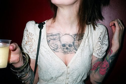 teoriadegarota:  Vou chegar em casa toda tatuada, cheia de piercings e com garrafa de vodka na mão. ”E aí mãe, vai querer reclamar do computador agora?” 