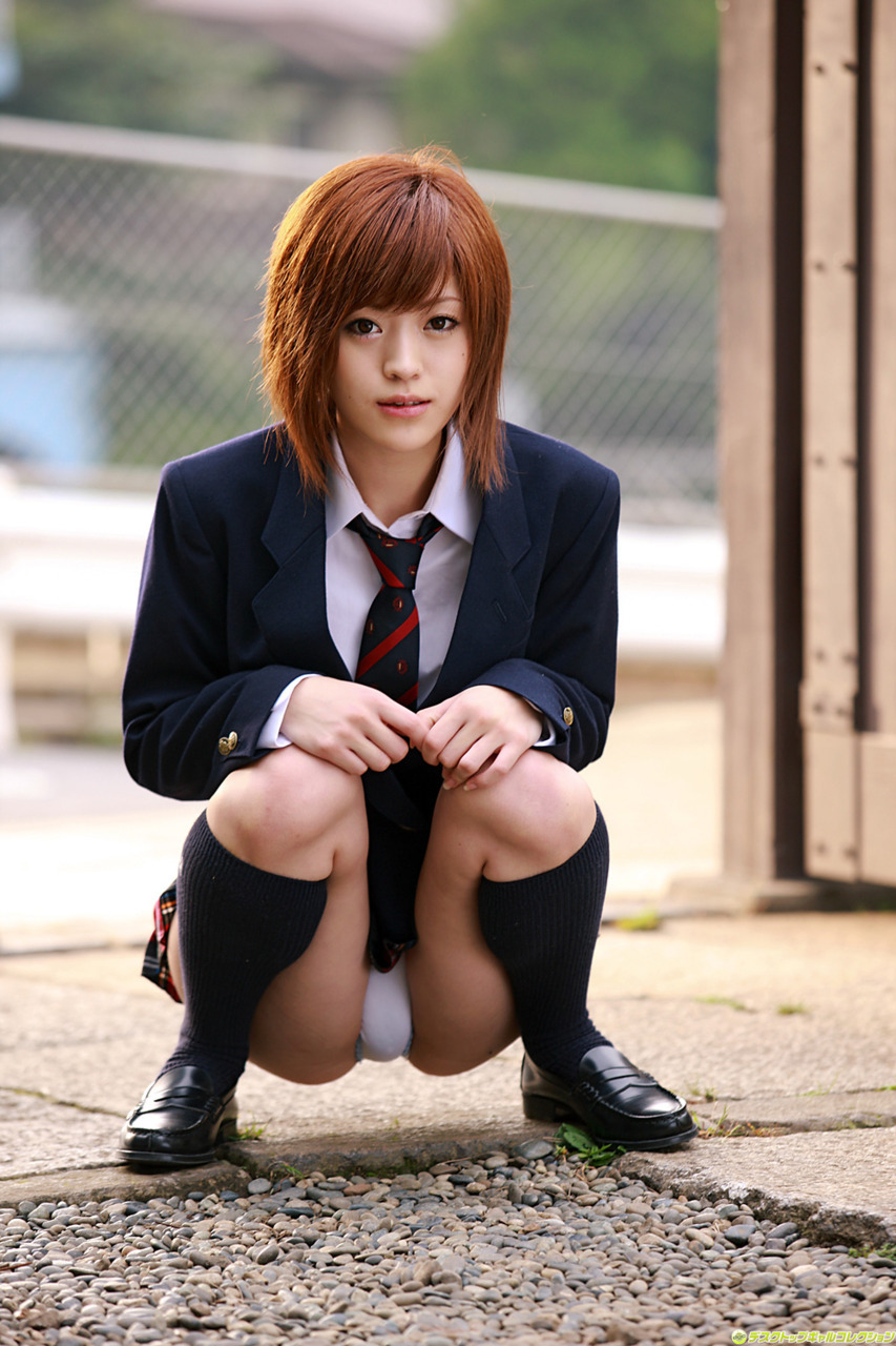 photo4u:  制服パンチラ座り