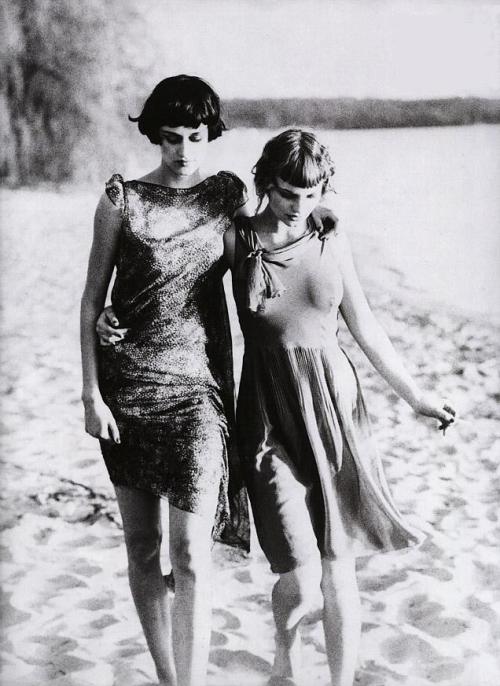 philguillou:  Lida & Alexandra Egorova by Ellen von Unwerth.An Enchanting Look,Vogue Italy,december 2000 