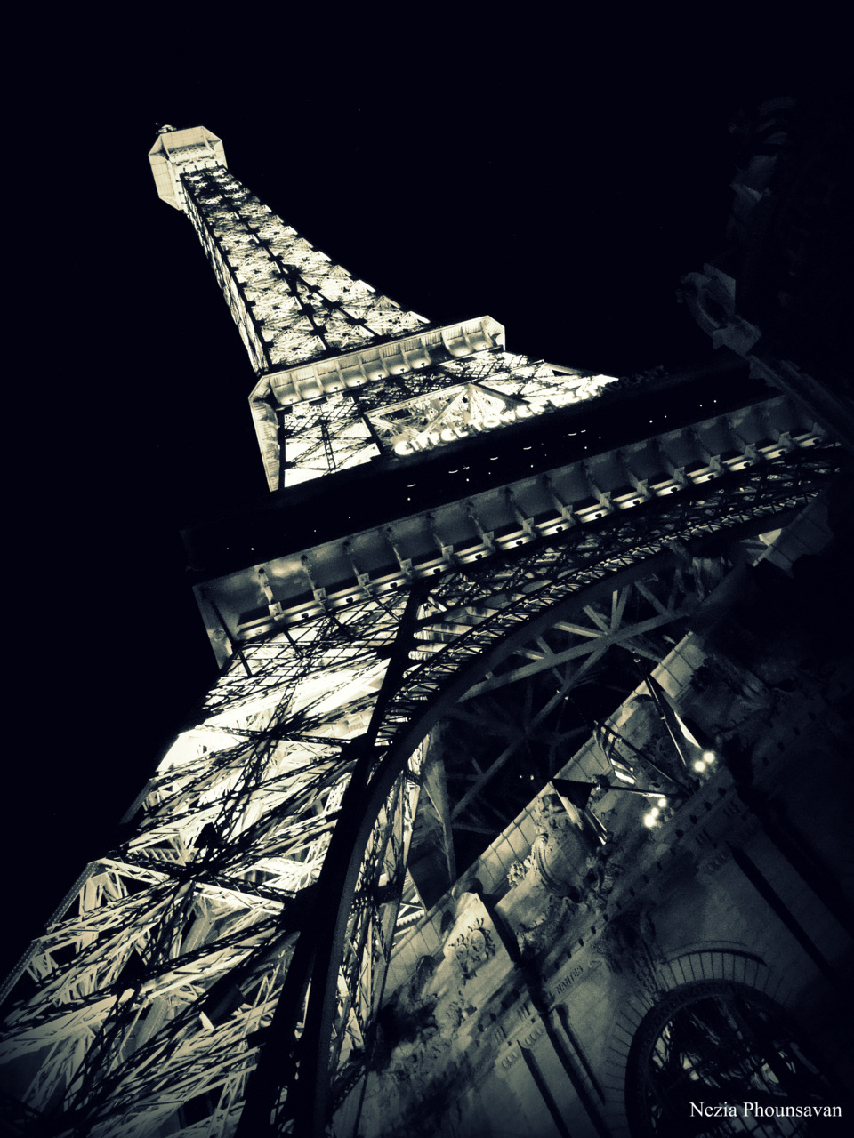 fuckyeahstreetlights:  Photo @Paris Las Vegas Submitted by @Nezia 