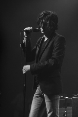 arcadia-dreaming:  wornwit:  Carl Barât in Paris, Cigale 5th nov. 2010  