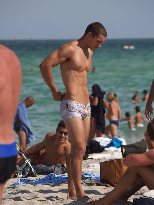 http://nakedgayguys.us/post/2571337115