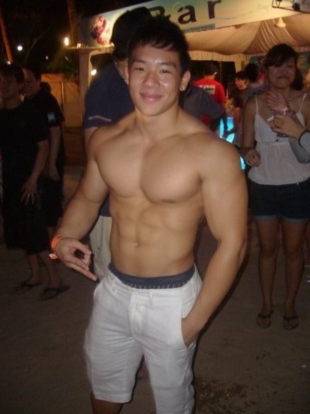 fuckyeahdragonboaters: fuckyeahimsingaporean:touchemagz:a bit too bulky, but he has a cute faceWhat 