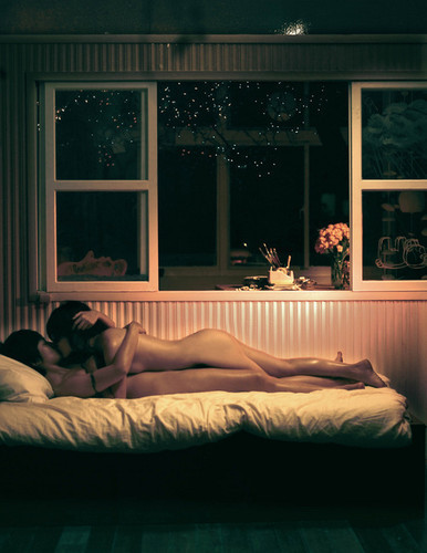 lezbfriendz:  naked beauty &amp; holiday lights. 
