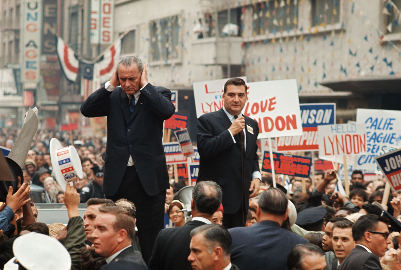 Lyndon B. Johnson photo by Walter E. Bennett for Times; California Campaign Parade,