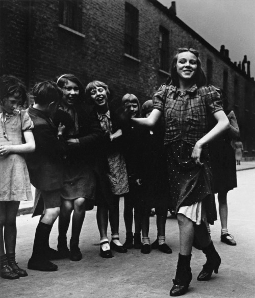 EastEnd girl dancing the Lambeth Walk photo by Bill Brandt, sometime in the ‘30s