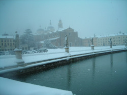 Padova Venerdì 17 Dicembre 2010 (-1°)- Episodio curioso questo pomeriggio in Prato della Valle: il Nucleo radiomobile dei carabinieri di Padova e la Polizia municipale sono intervenuti nell'isola Memmia, perché un cittadino italiano di circa 30 anni,