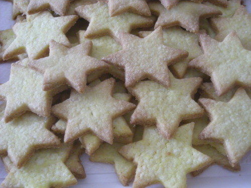 Biscotti di Natale: biscotti all'arancia Ingredienti: 300 g di farina, 2 tuorli, 1 uovo, 150 g di zu