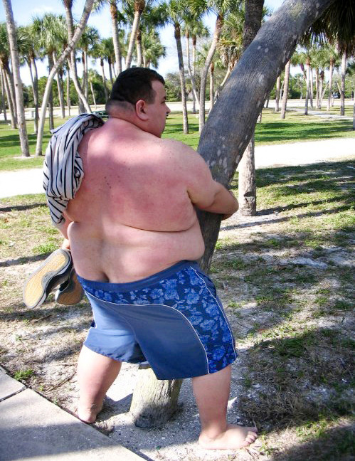 Chubs who show off some bum whilst shagging a tree totally rule!