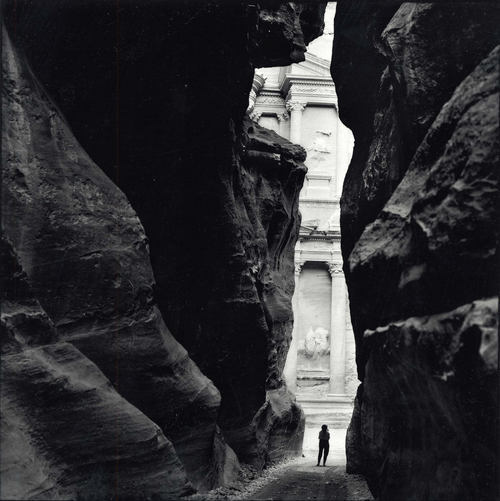 luzfosca:  Annie Leibovitz Susan Sontag, Petra, Jordan 1994 via 