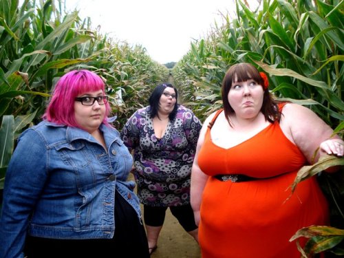 sassyobsession:  weighty:  Glamorous big gurlz having fun- Carry on!  karynchaotic:heyfatchick: Who 