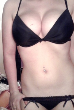 girlcrushing:  Topless Tuesday :D Submitted by kissandtell-x part i 
