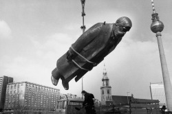 Das Denkmal, East Berlin setting up of the Friedrich Engels Sculpture Marx-Engels-monument; photo by Sibylle Bergemann, DDR 1986via: artblart