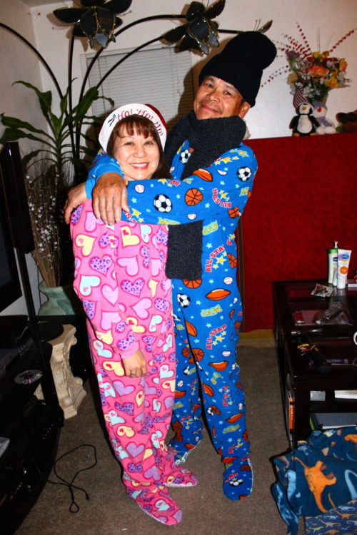 angelashietsalot:  fckyeahcutecouples:  My parents are the cutest couple ever, to me. :) <3 vietfishee.tumblr.com  This is soo cutee! 