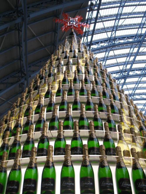 Champagne Christmas tree in St Pancras station.