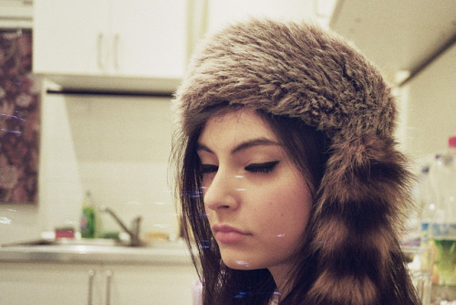 I like her makeup (and hat) I need liquid eyeliner