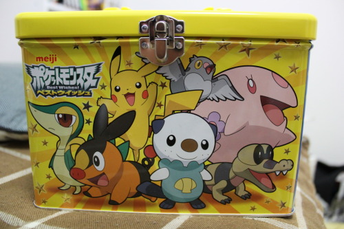 A tin filled with Pokemon-themed treats~!