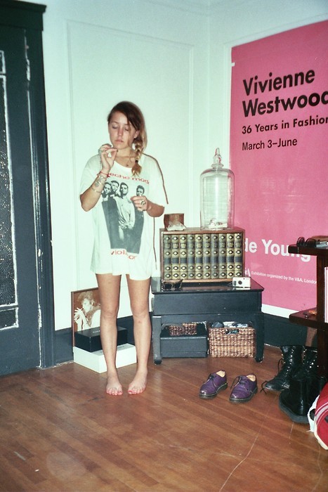 k-aleid0scope:  w-a-l-l-p-a-p-e-r:  vodka-shadows:  softgrunge/disposable♡  p&gt;and