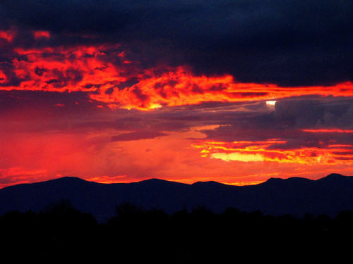 westeastsouthnorth:  Sunset over Santa Fe, New Mexico (by Bill Holmes)