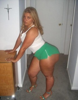 thickwifes:  Donky Butt  Oh, I&rsquo;d love to share her with Daddy! She looks like fun.