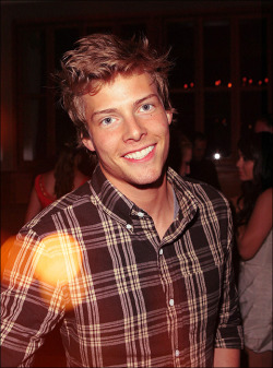 Hunter Parrish! me encantaa!! &lt;3