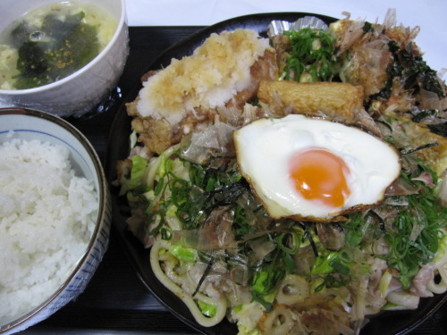 【焼きうどん】刻み大蒜と塩胡椒、胡麻油で下味をつけた豚バラ肉と玉葱、キャベツ、竹輪の焼きうどん塩。刻み葱、鰹節、半熟目玉焼きをのっけて。【揚げ鶏のおろしポン酢】下味をつけた鶏もも肉を唐揚げに。おろし大