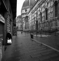 black-and-white:  bus waiting (by Giancarlo