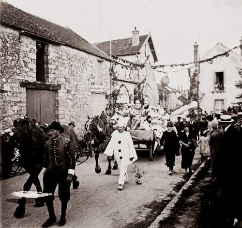 firsttimeuser: Cavalcade de Moret, France c. 1920s from whatsthatpicture