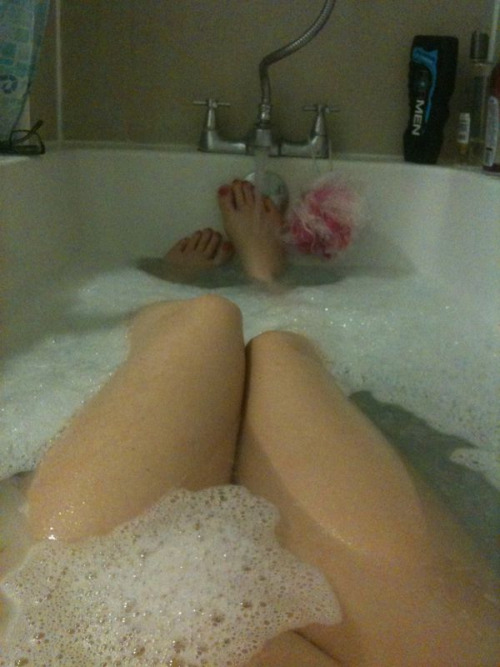 Porn sarahdragon:  Bubble bath to soothe my insides. photos