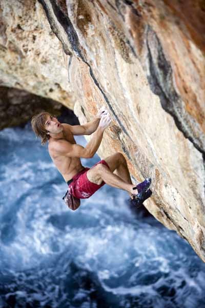 harvestheart: Extreme Rock Climbers use no ropes or other gear - their skill is their only protectio