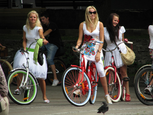 bikeladiesunite:I particularly like photos that feature multiple bike ladies.