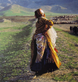 touba:A Qashqai woman photographed by Nasrollah Kasraian during a migration to Kazerun, 1986. Qashqai women can be distinguished from women of other groups by various details of their clothing, including the way their headscarves are worn.