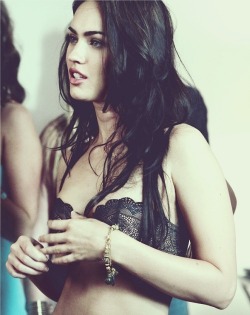scaryandbeautiful:  Nunca se arrependa de algo que você fez, porque naquele momento, era exatamente o que você queria fazer.      Megan Fox 