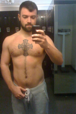 fuzzyfucker:  cmhcub:  Guys with iPhones  Yum  Why aren&rsquo;t you in my bed?