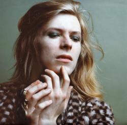 fyandrogyny:  girlfromfreecloud:  Beautiful!  Bowie  Gorgeous.