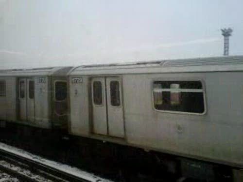 lvnv2012: Riding the 5 train. Leaving E 180th st. Next stop, Morris Park. Bronx, NY